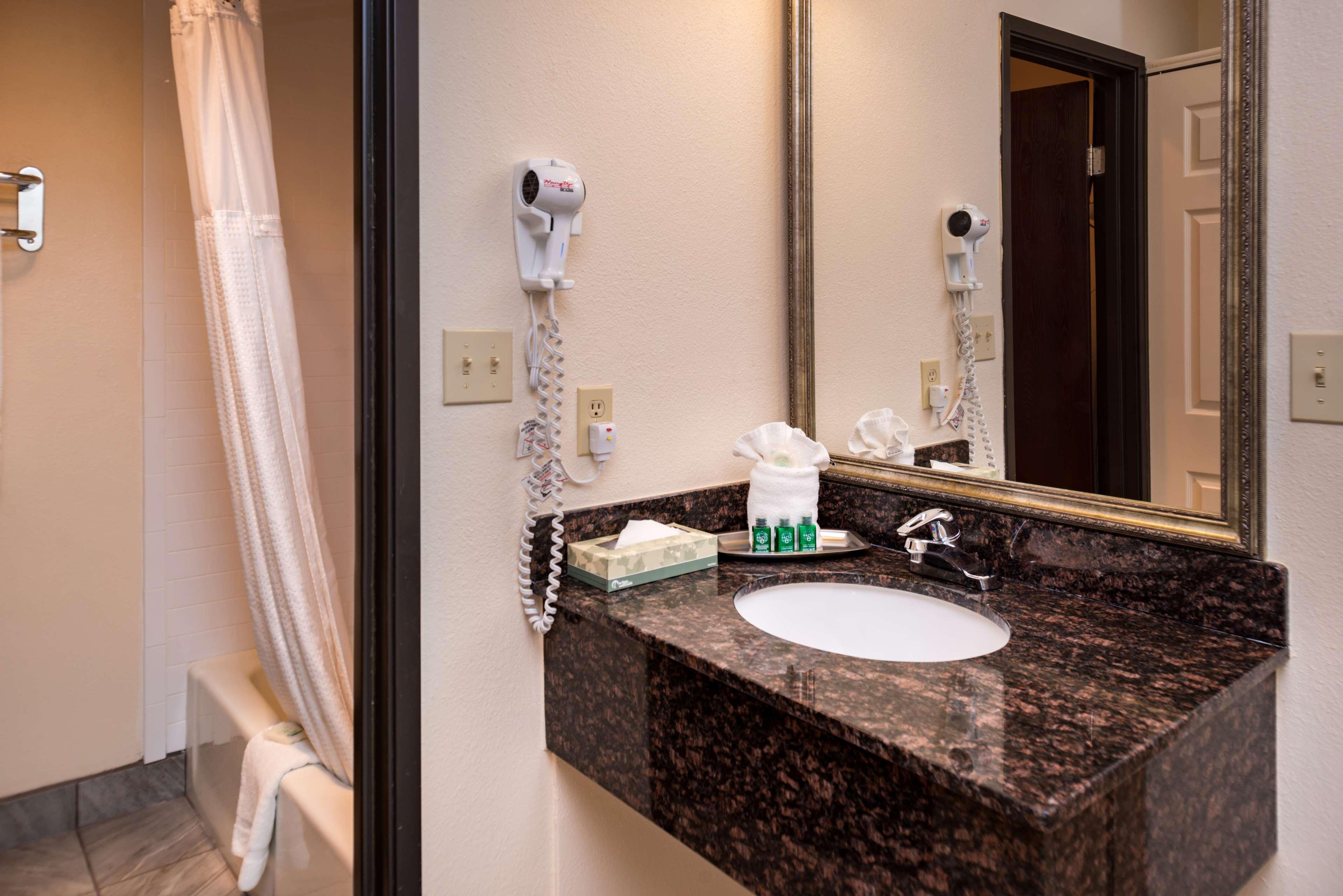Western Airport Innsuites Hotel&suites Hotel 3*
