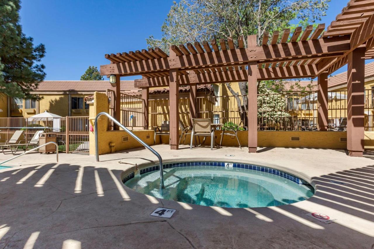 Western Airport Innsuites Hotel&suites Hotel