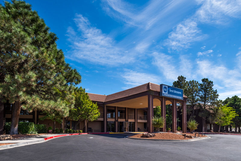Western Airport Innsuites Hotel&suites Hotel