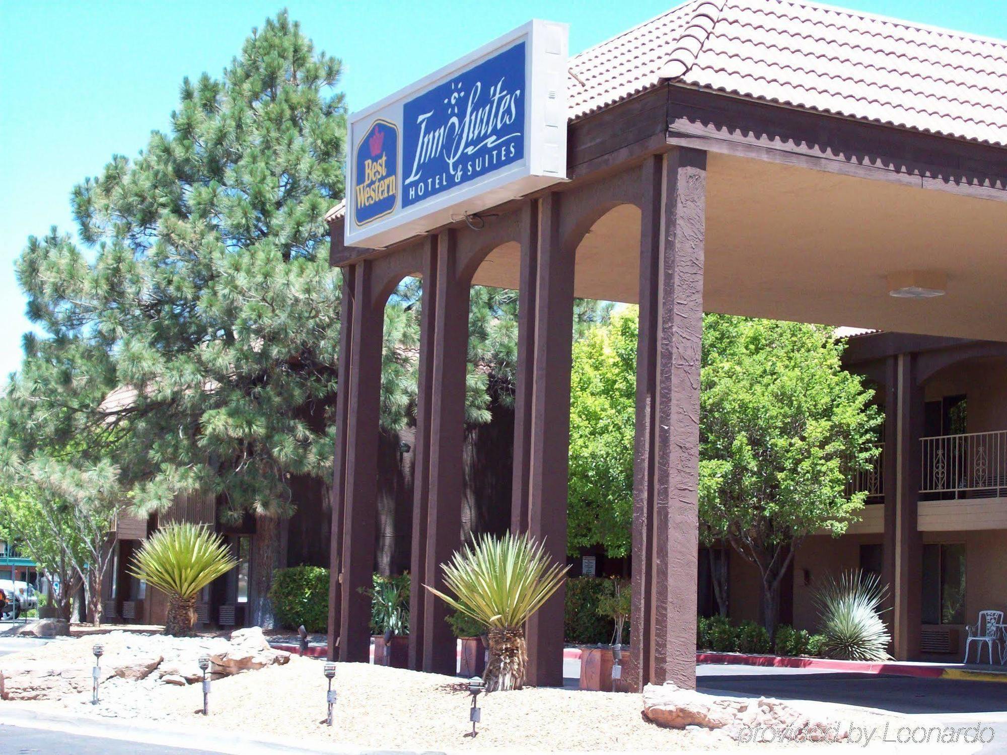 Western Airport Innsuites Hotel&suites Hotel