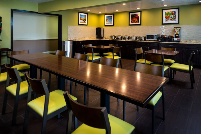 Western Airport Innsuites Hotel&suites 3*