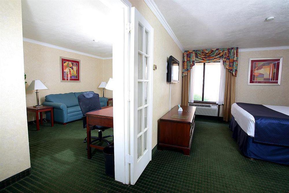 Western Airport Innsuites Hotel&suites 3*